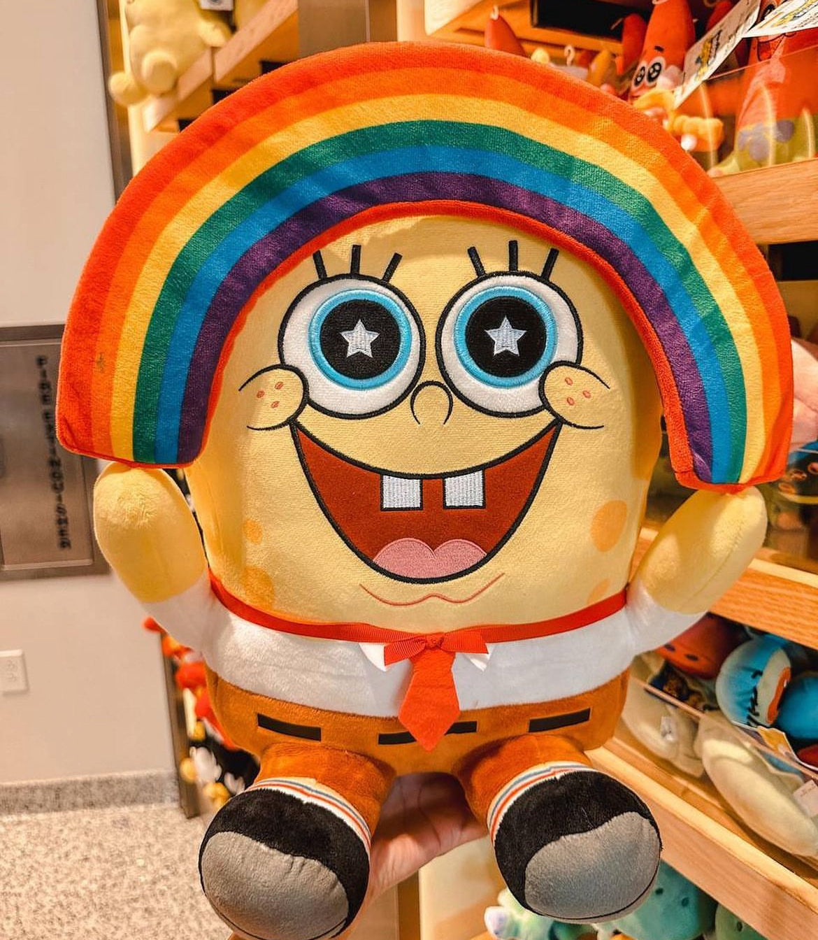 Pelúcia Bob Sponja arco íris