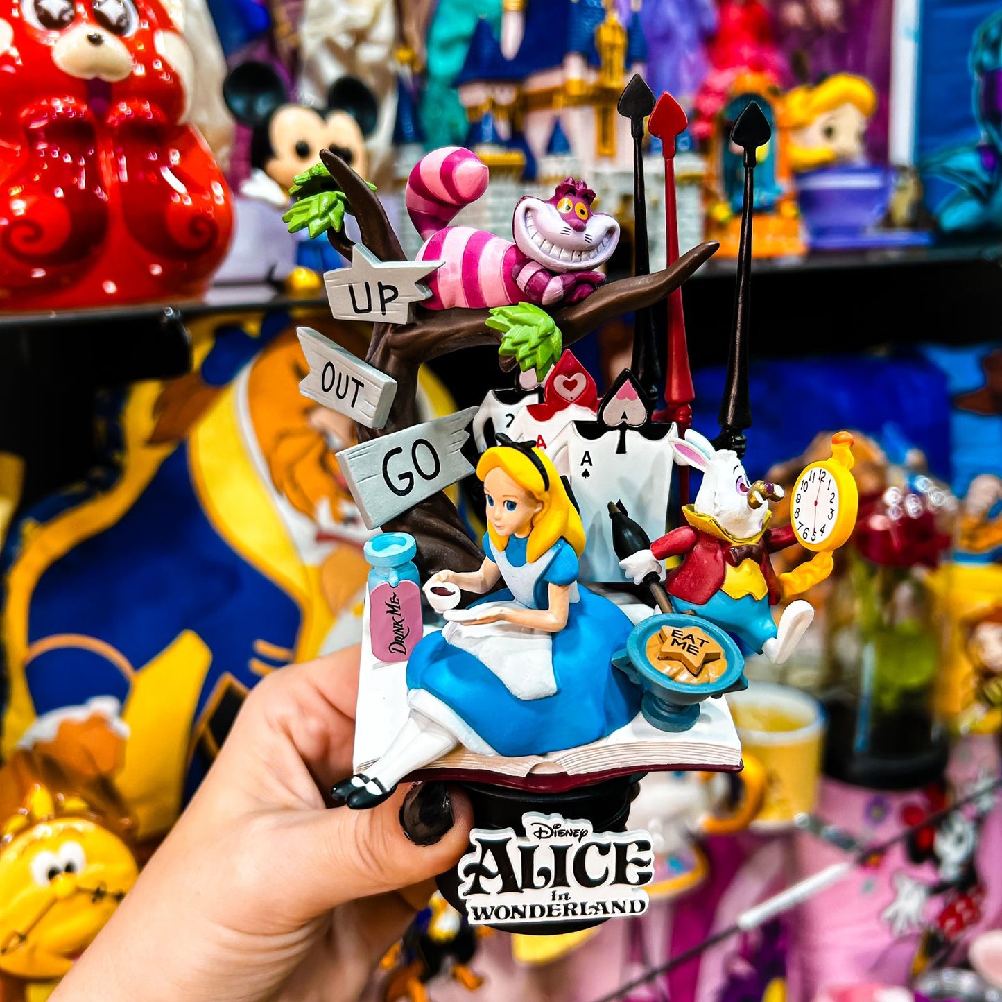 Estátua Alice no pais das maravilhas