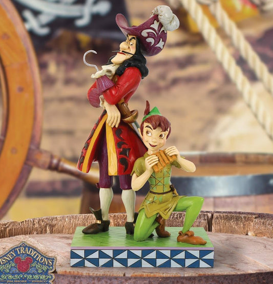 Estátua capitão gancho e peter pan